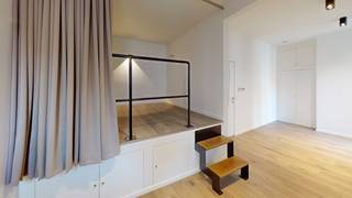 <b>Open bezoekmoment vrijdag 18/09 tussen 14:00-15:00. <br />Studio - appartement top gelegen in de bruisende Kloosterstraat op het Zuid. </b><br /><br />Indeling: Lichte leefruimte met recent open en goed uitgeruste keuken. Ingemaakte kasten met veel bergruimte. Het slaapgedeelte bevindt zich op een verhoogd plateau met handige ingemaakte kasten en kan men afsluiten van de leefruimte met een gordijnwand. Via de dubbelen deuren toegang tot de praktische badkamer met inloopdouche , wastafel en kastenwand. Separaat toilet. <br /><br />Het appartement is voorzien van verlichting en raamgarniering.<br /><br />Energiezuinig appartement met EPC label B.