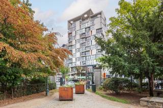 Brussel - In het hart van de Europese wijk - Instapklaar, gemeubelde studio met prachtig uitzicht. Op toplocatie nabij het Leopoldpark, winkels, horeca, zakencentra, openbaar vervoer enz.<br />Het recente architecturale gebouw is kwalitatief gebouwd en zeer goed onderhouden.<br /><br />INDELING:<br />De INKOMHAL biedt toegang tot de BADKAMER voorzien van douche, wastafel en WC.<br />Aansluitend is er de aangename en lichtrijke LIVING met OPEN KEUKEN voorzien van electrische kookplaat, dampkap, wastafel, afwasmachine, wasmachine/droogkast en oven, allen van het kwalitatieve merk SMEG.<br />Grote raampartijen zorgen hier voor een aangenaam open en groen uitzicht.<br /><br />BIJZONDERHEDEN:<br />* Instapklare en met kwalitatief design gemeubelde studio op zeer goede locatie te Brussel met open zicht.<br />* Goed onderhouden gebouw met lage vaste kosten.<br />* Verschillende ingemaakte kasten en maatwerk.<br /><br />Bruxelles - Au cœur du Quartier Européen - Studio meublé, prêt à emménager, avec une vue magnifique. Emplacement idéal à proximité du parc Léopold, des commerces, restaurants, centres d'affaires, transports en commun, etc.<br />L'immeuble, de construction récente et d'architecture soignée, est de grande qualité et parfaitement entretenu.<br /><br />AMÉNAGEMENT :<br />Le HALL D'ENTRÉE donne accès à la SALLE DE BAINS équipée d'une douche, d'un lavabo et de toilettes. Attenant, le séjour lumineux et agréable s'ouvre sur une CUISINE OUVERTE entièrement équipée avec plaques de cuisson électriques, hotte aspirante, évier, lave-vaisselle, lave-linge séchant et four, le tout de la marque haut de gamme SMEG.<br />De grandes fenêtres offrent une vue dégagée et verdoyante.<br /><br />CARACTÉRISTIQUES :<br />* Studio meublé avec du mobilier design de haute qualité, prêt à emménager, dans un emplacement privilégié à Bruxelles avec une vue dégagée.<br />* Immeuble bien entretenu avec de faibles charges.<br />* Nombreux placards intégrés et mobilier sur mesure.