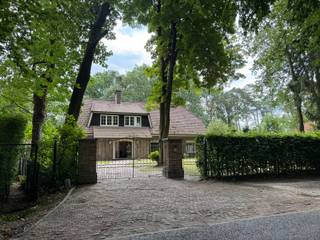 <p>Deze ruime villa op een perceel van +/- 3.000m² is groen en rustig gelegen in het residentiële Schotenhof. De woning is instapklaar en ingedeeld als volgt: Vanuit de inkomhal een trap naar de verdieping en toegang tot het huisbureel, apart toilet, een logeerkamer met douche en een ruime leefruimte op parket met mooi zicht naar de tuin. Aansluitend een speelhoek/open bureelruimte met toegang tot een ruime eetplaats met schuifraam naar het terras. De keuken is ingericht is met een microgolfoven, oven, dampkap, gasvuur, spoeltafel en een vaatwasser. Op de verdieping een nachthal voorzien van een ingebouwde kastenwand; 3 ruime slaapkamers op een laminaat vloer met ingebouwde kasten waarvan twee kamers met een eigen lavabo; een ingerichte badkamer met ligbad, een instapdouche, een toilet en een wastafel. Het perceel is vooraan afgesloten met een automatische poort en een beklinkerde oprit naar de garage. Mooie grote tuin met 3 terrassen aansluitend aan de woning. Beschikbaar vanaf 15 augustus 2026<br /><br /></p>