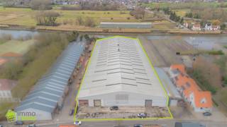 Uitzonderlijk ruim industrieel magazijn van ca. 6.900 m² te huur in SchoonaardeLangs de Steenweg naar Wetteren 16B in Schoonaarde bevindt zich dit...