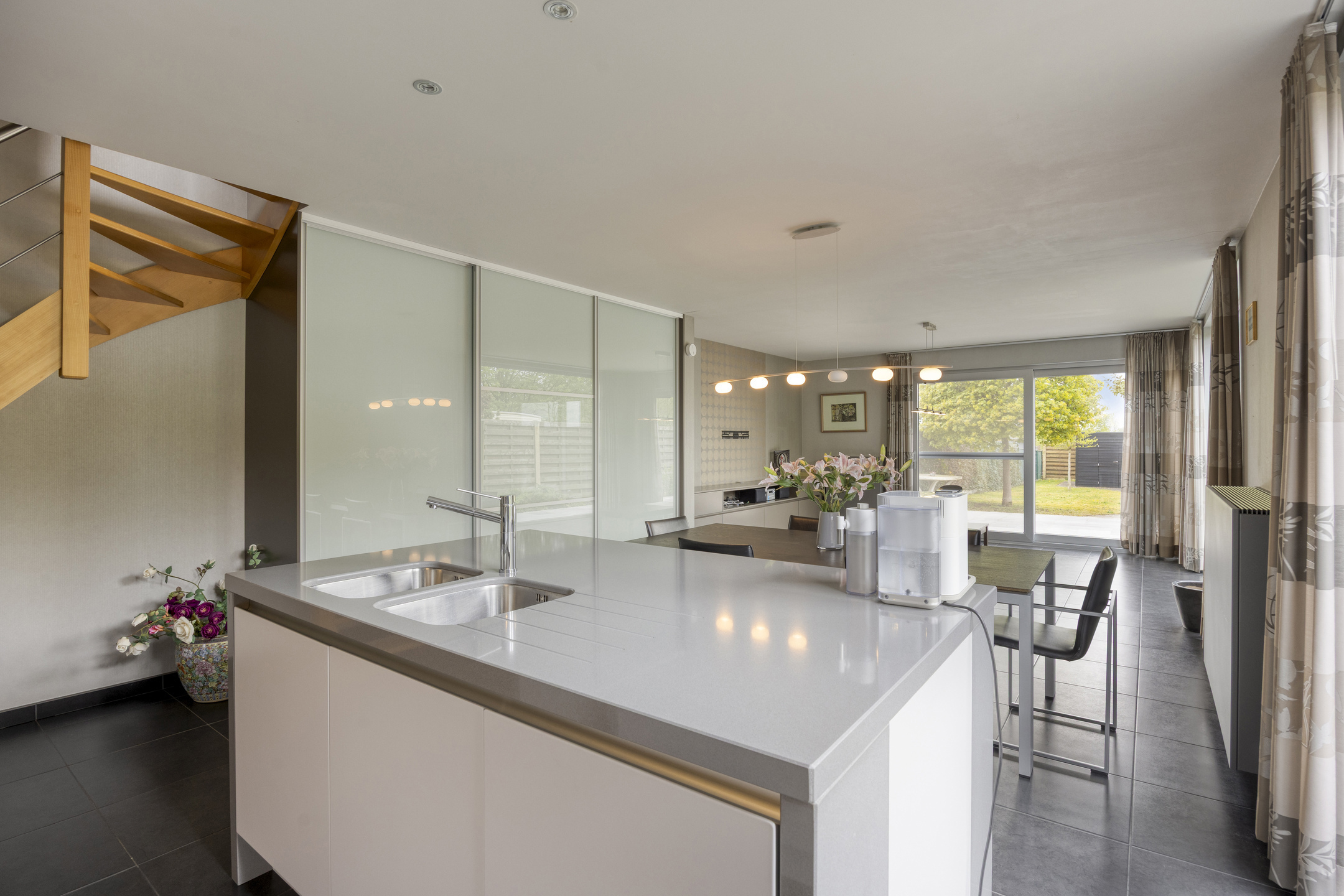 Moderne halfopenbebouwing op een rustige centrale locatie - foto 4