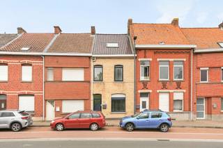 <p>In het centrum van Ronse bevindt zich deze woning met vier slaapkamers en een aangename tuin. Dankzij de onmiddellijke aansluiting op de Kruisstraat geniet u van een vlotte bereikbaarheid, terwijl winkels, scholen en openbaar vervoer zich op wandelafstand bevinden.<br /><br />Bij het betreden van de woning komt u in de inkomhal, die toegang biedt tot een ruime bureauruimte of polyvalente kamer. Verder bereikt u de leefruimte met aansluitend de keuken en een praktische berging. Op het gelijkvloers bevindt zich eveneens de badkamer.<br />De eerste verdieping omvat twee zeer ruime slaapkamers. Op de tweede verdieping bevinden zich nog twee bijkomende, iets compactere kamers, ideaal als kinderkamers, dressing of hobbyruimte.<br /><br />Buiten beschikt de woning over een tuin, waar u kan genieten van het buitenleven in alle rust.<br />Deze woning biedt tal van mogelijkheden voor wie graag de handen uit de mouwen steekt. Mits enkele opfrissings- en renovatiewerken kan u hier een gezellige thuis creëren op een centrale ligging.<br /><br />Bent u op zoek naar een woning met potentieel? Dan is dit pand zeker uw bezoek waard.<br />Meer info of plan uw bezoek: info@immobeguin.be<br />Te koop via Immo Beguin, uw vastgoedexpert sinds 2009, met kantoren in Ronse, Waregem, Kortrijk, Deinze, Doornik en Lessen.</p>