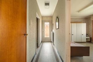 Dit charmant huis met aangename look & feel op een toplocatie is aan vernieuwing toe. Perfecte locatie in een residentiële buurt vlakbij centrum Schilde. Goede mobiscore.<br /><br />INDELING: Inkomhal met vestiaire en gastentoilet, toegang tot de kelder- bureau met mogelijkheid extra slaapkamer - zeer lichtrijke leefruimte met open haard en zicht op de tuin - ingerichte keuken met toegang tot terras en tuin - Verdieping 1 omvat 2 slaapkamers met ingemaakte kasten en badkamer met ligbad en lavabomeubel. Extra bergruimte. Buiten: mooie tuin met ZO oriëntatie en bijgebouw met garage/wasruimte. Er is voldoende parkeergelegenheid op de oprit.<br /><br />BIJZONDERHEDEN: Woning op zeer gegeerde locatie -P&G score: A - EPC: 343 UC 3980359 - Beschikbaar bij akte<br />Meer info? Bel 03 361 51 51 of via info@yvesvanpelt.be