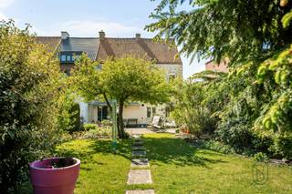 Woning met 3 ruime slaapkamers, tal van extra ruimtes en aangename tuin, centraal gelegen nabij voorzieningen!
Deze woning biedt een solide basis voor wie op zoek is naar een ruime, instapklare woning. Gelegen op een perceel van 540 m², beschikt ze over een aangename tuin en terras.

INDELING:
Inkomhal, leefruimte, keuken, bijkeuken en wasplaats. Daarnaast is er een bureau, kelder en een zolder met inrichtingsmogelijkheden. Op de verdieping bevinden zich 3 volwaardige slaapkamers en een badkamer met douche.

Centrale ligging met winkels (1.100 m), openbaar vervoer (140 m), scholen (1.700 m), sportcentrum (800 m) en station (2.300 m) in de nabijheid.
EPC: klasse C – geen renovatieverplichting. 

Te koop via Immo Beguin. ✉️ info@immobeguin.be