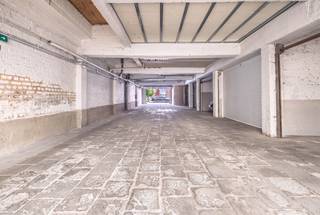 In JETTE, in een mede-eigendom aan de Corneille de Clercq-straat 17, vormen deze 10 overdekte parkeerplaatsen een ideale kans voor een belegger die op zoek is naar onmiddellijk rendement.
De parkeerplaatsen zijn momenteel allemaal verhuurd en genereren een huurinkomen van 110 € per parkeerplaats per maand, waardoor ze vanaf de aankoop direct rendement opleveren.
De parkeergarage is gemakkelijk bereikbaar en strategisch gelegen, in de directe omgeving van de belangrijkste verkeersaders, het openbaar vervoer en talrijke woongebouwen. Deze ligging draagt bij aan een aanhoudend grote vraag naar huurplaatsen.
Een ander belangrijk pluspunt is de aanwezigheid van zonnepanelen die de gemeenschappelijke voorzieningen van stroom voorzien, een bijzonder interessant voordeel met het oog op de ontwikkeling van elektrische mobiliteit. Annual service charges: approx. €300. Electricity: €50 per month. Property tax: €953
Er is een oplaadpunt voor elektrische auto’s geïnstalleerd.