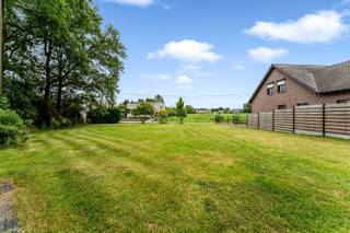 Deze grond is uiterst rustig en toch vlakbij het centrum van Veerle (Laakdal) gelegen. Tevens is er een vlotte verbinding naar de autosnelweg...