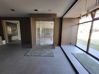 <p>Klassevolle handelsruimtes te huur in Loppem<br /><br />Op zoek naar een inspirerende werkplek in een professionele omgeving? Deze prachtige commerciële ruimtes van 350 m² in Loppem bevinden zich op een erkende erfgoedsite met een revolutionair design. Grote glaspartijen zorgen voor een overvloedig natuurlijke lichtinval en creëren een aangename werkomgeving. De site is volledig vrijstaand en beschikt over grote visibiliteit vanaf de gewestweg Brugge-Zedelgem-Torhout. Het handelspand werd recentelijk volledig gerenoveerd door binnenhuisarchitect Vincent Van Laere.<br />Deze unieke site is gelegen in een oase van rust met mooie graspartijen en talrijk groen in de omgeving.<br /><br />Naast de handelsruimtes van 350m², op heden ingericht als stijlvolle kantoren, geniet u van 50m² gedeelde faciliteiten, waaronder:<br /><br />- Een stijlvolle inkomhal met receptie<br />- Volledig uitgeruste keuken<br />- Sanitaire voorzieningen<br />- Praktische opslagruimte<br /><br />Deze gedeelde ruimtes worden gebruikt samen met de huurder van de linkervleugel, wat zorgt voor een efficiënte indeling en optimaal comfort.<br /><br />Troeven:<br />- zeer centraal gelegen tussen Brugge en Torhout<br />- goede aansluiting via Expressweg en oprittencomplex te Loppem<br />- 2 laadpalen (Eneco) voorzien op de ruime parking (60pl.)<br />- grote visibiliteit vanaf de gewestweg<br />- zeer groene omgeving<br />- tijdloos en moderne inrichting<br />- uitzonderlijke erfgoedsite<br /><br />Modaliteiten:<br />✔ 5 parkeerplaatsen inbegrepen<br />✔ Mogelijkheid tot uitbreiding parkeerplaatsen<br />✔ in totaliteit 60 parkeerpl. voor handen<br />✔ onroerende voorheffing ten laste van de huurder<br />✔ gemeenschappelijke delen inbegrepen<br />✔ datum van beschikbaarheid is in onderling overleg<br /><br /><br />Wenst u meer inlichtingen of een uitgebreide rondleiding? Contacteer Dominique via dominique.baes@albert.immo of 0498/12.82.20</p>