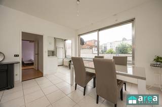 <p><span>Centraal gelegen 1-slpk appartement (62m²) </span></p><p><span>Dit 1-slaapkamer appartement bevindt zich op een centrale locatie in Antwerpen (Seefhoek). Het betreft een appartement op de 1ste verdieping van een goed onderhouden gebouw. Omwille van de centrale ligging is het appartement uitstekend bereikbaar: het ligt vlakbij meerdere commerciële straten en op wandelafstand van het openbaar vervoer, Park Spoor Noord en het Centraal Station. In de directe omgeving zijn er tal van winkels, gezellige horecazaken en scholen, ideaal bereikbaar te voet of met de fiets. </span></p><p><span> </span></p><p><span>Indeling: Bij binnenkomst bevindt u zich in de ruime en lichtrijke living (30m²) met een aangenaam ruimtelijk gevoel. Om de hoek bevindt zich de open keuken (6m²), dewelke functioneel is ingericht met de nodige apparatuur en voldoende bergruimte. Via de nachthal treffen we de badkamer (5m²) uitgerust met een bad-douche-combinatie en een wastafel met kastruimte. Verder beschikt het appartement over een apart gastentoilet. Aan de achterzijde bevindt zich de ruime slaapkamer (14m²).</span></p><p><span>Tot slot hoort er bij het appartement nog een handige, privatieve kelderberging. (3m²)</span></p><p><span>Ideaal als startersappartement voor een jong koppel of als slimme investering.</span></p><p><span> </span></p><p><span>Grootste troeven:</span></p><p><span>- Centrale locatie<br />- Kelderberging</span></p><p><span>- Gunstig EPC C (214 kWh/m² jaar )!</span></p><p><span>- Bewoonbare opp: 62 m² cfr. EPC</span></p><p><span> </span></p><p><span> </span></p><p><span> </span></p><p><span> </span></p>