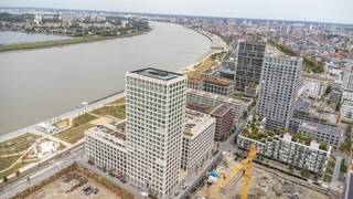 <p>Alle relevante keuringen en wettelijke attesten kan u downloaden via onze website.<br />Vragen? Neem contact op met ivory@copandi.be of via +32 15 79 05 50.<br /><br /><strong>Exclusief nieuwbouwappartement met panoramisch uitzicht – 19e verdieping, Nieuw Zuid, Antwerpen</strong></p><p>Dit exclusieve casco + nieuwbouwappartement (2024), gelegen in het prestigieuze Nieuw Zuid, combineert hedendaagse luxe met stedelijke charme. Het gebouw is ontworpen door de gerenommeerde architect Max Dudler en bevindt zich op wandelafstand van de Gedempte Zuiderdokken, het Museum voor Schone Kunsten, de Marnixplaats en tal van trendy restaurants en cafés. Hier beleeft u het beste dat Antwerpen te bieden heeft.</p><p>Op de 19e verdieping geniet dit lichtrijke appartement van een panoramisch uitzicht over de stad en de Schelde, met zicht op iconische monumenten zoals de Onze-Lieve-Vrouwekathedraal, het Centraal Station, het Havenhuis, het Museum voor Schone Kunsten en het Justitiepaleis. Grote raampartijen zorgen voor een overvloed aan natuurlijk licht, wat de ruimtes een open en luchtige sfeer geeft. Met een royale woonoppervlakte van bijna 180 m² en een ruim terras en 2 overdekte winterterrassen samen goed voor 43 m², gaat het hier om een uniek aanbod dat dag en nacht weet te imponeren.</p><p>Het appartement wordt casco verkocht en kan naar eigen smaak verder worden afgewerkt, desgewenst volgens de interieurplannen van de bekende architect Pieter Van Renterghem. Bovendien gaat het om een energiezuinig appartement met EPB-label A, volledig conform de huidige normen. De elektriciteit is conform, overal is vloerverwarming voorzien, er is een performant ventilatiesysteem D+, en in zowel de woonkamer als de masterbedroom zijn reeds de leidingen voorzien voor een aircosysteem. Dankzij deze moderne technieken geniet u van een optimaal wooncomfort met een minimale ecologische voetafdruk.</p><p>De prijs is inclusief twee kelderbergingen, beide voorzien van een stopcontact. Daarnaast zijn er twee autostaanplaatsen met elektrische laadpunten beschikbaar à 45.000 €/stuk.</p><p><strong>INDELING:</strong></p><p>De inkomhal (4 m²) geeft toegang tot een gastentoilet (1 m²). De ruime living met open keuken (68 m²) vormt het hart van het appartement en baadt in natuurlijk licht dankzij de grote raampartijen. Het appartement beschikt over twee slaapkamers (15 m² en 10 m²), een badkamer van 7 m² en een tweede badkamer van 5 m², ideaal voor extra comfort. Uniek zijn de drie terrassen van respectievelijk 25 m², 9 m² en 9 m². Samen bieden ze een ruime buitenbeleving met een van de mooiste uitzichten van Antwerpen.</p><p>Dit appartement is een absolute buitenkans voor wie op zoek is naar een combinatie van luxe, ruimte, energiezuinigheid en een onovertroffen uitzicht in het hart van Antwerpen.</p><p></p><p>✅ Luxe casco-appartement op de 19e verdieping<br />✅ Ontworpen door architect<br />✅ Panoramisch zicht op de Schelde én alle belangrijke monumenten van Antwerpen<br />✅ Twee slaapkamers en twee badkamers<br />✅ Royale leefruimte<br />✅ Drie terrassen met samen 43 m² buitenruimte</p>