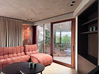 Deze unieke, volledig gerenoveerde, stadswoning is gelegen in het hartje van Gent en beschikt over maar liefst 4 slaapkamers, 3 badkamers, 3 terrassen en een garage op wandelafstand en een bruikbare vloeroppervlakte van 282 m<sup>2</sup>.<br />De woning is tevens intensief gerenoveerd en is bijgevolg uiterst energiezuinig met een energiescore van E29 - Label A.<br /><br />Indeling:<br />GV: ruime inkomhal/fietsenberging, 1<sup>e</sup> slaapkamer, badkamer met douche, toilet en wastafel, ingemaakte kasten in de gang.<br />1<sup>e</sup>V: 2 slaapkamers, badkamer met douche, toilet en wastafel, ingemaakte kasten in de gang.<br />2<sup>e</sup>V: keuken met eiland en terras.<br />3<sup>e</sup>V: woonkamer met terras vooraan en klein terras achteraan.<br />4<sup>e</sup>V: masterbedroom met ingemaakte kasten, open badkamer met douche en wastafel, apart toilet in de kastenwand.<br />Verder is er nog een lift, een kelder onder de volledige woning voor bergruimte/wasplaats en een garagebox op wandelafstand van de woning.<br /> <br />Voor meer info of bezoek: contacteer SARA - CENTER OFFICE: 0478 90 27 09.<br /><br /><br /> 