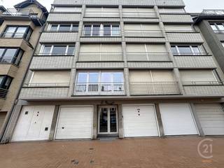 Ce studio est situé au deuxième étage de la résidence Le Bourget, au cœur de Westende Bad. Grâce à sa situation centrale, vous n'êtes qu'à quelques pas de la plage, de la mer et de divers établissements de restauration. Le studio a récemment été entièrement rénové, y compris la tuyauterie. Pendant des années, ce studio a été loué comme logement de vacances, ce qui a permis d'obtenir un rendement exceptionnellement élevé. La disposition du studio est la suivante : une salle de séjour, une cuisine et une salle de bains.<br />