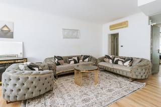 <p><strong>Dit lichtrijke appartement</strong> ligt op een strategische locatie vlak bij invalswegen, scholen, winkels en openbaar vervoer. Je geniet van een uitstekende bereikbaarheid en een comfortabele woonomgeving.</p><p><br /></p><p><strong>Het appartement bestaat uit</strong> een inkomhal – een ruime woonkamer op laminaat – een aparte keuken – twee ruime slaapkamers waarvan toegang geeft op het achterliggende terras – een derde kleine slaapkamer of bureauruimte - een badkamer met douchecabine – een apart toilet - een ruime garagebox</p><p><br /></p><p><strong>Dit appartement is momenteel verhuurd tot 31/12/2030 via Woonhaven</strong> en pas 6 maanden voor einde contract opzegbaar. De huuropbrengst bedraagt €709+ €75 staanplaats = €784. De staanplaats is aan een derde verhuurd. De provisie komt op €160 en is inclusief water, CV, syndicus 34%, elektriciteit gemeenschappelijke delen, onderhoud en kleine herstellingen gemeenschappelijke delen.</p><p><br /></p><p><strong>Troeven: </strong>ideaal als investering - renovatiepotentieel - locatie - ruime garagebox</p>