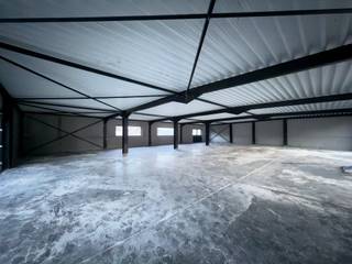 Dit prachtige handelspand van 780m² is gelegen langs de N43 Gent-Kortrijk aan het kruispunt Gentstraat met Guido Gezellelaan en op slechts 5...