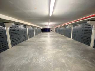 Près du centre de Knokke vous trouvez ce grand box bien accessible.<br /><br />Les garages sont prévus d'une prise, un interrepteur et point de lumière.