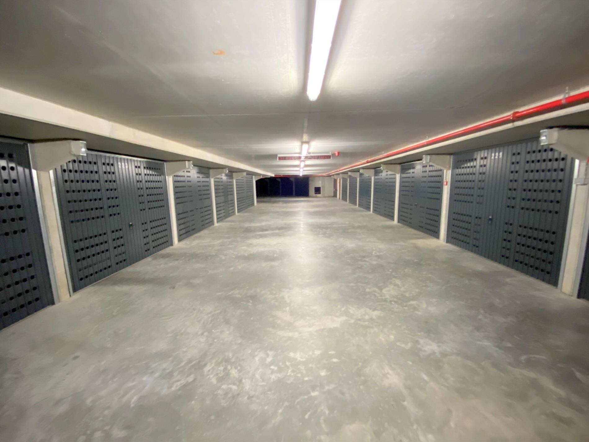 Nabij centrum Knokke vindt u deze ruime, goed toegankelijke garagebox.Voorzien van een stopcontact, lichtschakelaar en lichtpunt.
