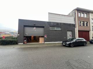 Handelspand te huur te Tienen.Bruto-oppervlakte van 1080 m2. (+/- 900 m2 winkeloppervlakte, +/- 180 m2 stockage)Sociale ruimten en toiletten...