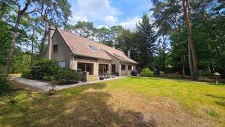 Deze ruime villa van 330m² biedt een unieke combinatie van rust, natuur en bereikbaarheid en is gelegen tussen het centrum en het golf-en meerdomein, en waarbij de scholen Atheneum zich op wandelafstand bevinden.<br />Zeer rustig en residentieel, tegenover natuur-wandelgebied 'Pommelsven' op een mooi perceel van 28 are met een perceelsbreedte van 53 meter.<br />Zuid georiënteerd. <br />Omvat: inkomhal, wc, ruime living van 52m² met inbouwhaard, ingerichte keuken met eethoek, wasplaats, ruime berging, dubbele garage met aansluitend ruime berging, 2 badkamers, 5 ruime slaapkamers (waarvan 1 slaapkamer en 1 badkamer op gelijkvloers), 2de wc, ruime bergzolder.<br />CV met mazout. EPC 241 kwh/m² - energielabel C - UC3158223RES1. Ki 3.165 euro.<br />Bouwjaar 1988 - goede staat.<br />Totale vloeroppervlakte: 330m².<br />De woning is asbestveilig volgens het asbestinventarisattest.<br />Stedenbouwkundige info in aanvraag (woonpark = residentieel woongebied - geen voorkooprecht ruimtelijke ordening).<br />