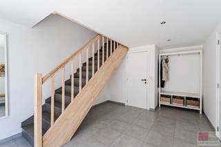 Energiezuinige woning gelegen op een perceel van 222m² met een woonoppervlakte van circa 163m², gelegen in een rustige omgeving met een Zuidwest georiënteerde tuin. Een prachtige woning die voorzien is van alle moderne gemakken, instapklaar! <br /><br />Deze locatie bevindt zich in een rustig en landelijk gelegen deel van Riemst, omringd door uitgestrekte akkers en groene velden. De omgeving ademt een gemoedelijke dorpssfeer, met kronkelende straatjes en charmante woningen. Op korte afstand vind je voorzieningen zoals buurtwinkels, scholen en gezellige eetgelegenheden, terwijl steden als Maastricht en Tongeren vlot bereikbaar zijn.<br /><br />Bezichtig deze woning ook digitaal en 'loop' zelf door de woning. Kijk daarvoor op onze website of via: <br />my.matterport.com/show/?m=Sj5HL2Wx2Qz<br /><br />INDELING<br /><br />Gelijkvloers:<br /><br />- Inkom met trap naar het eerste verdiep (tevens de eerste leefruimte);<br />- Toilet met lavabo en spiegel;<br />- Toegang tot de kelderbergin / garage.<br /><br />1e verdieping: <br /><br />- Living met videofoon (Entrya), Buderus thermostaat en aansluiting voor televisie;<br />- Groot raam met toegang tot het overdekte terras en de tuin;<br />- Keuken voorzien van combi-gril magnetron, 5-pit AEG gasvuur, afzuigkap, koelkast, vaatwasser, ruime RVS spoelbak en een stenen werkblad.<br /><br />2e verdieping:<br /><br />- Badkamer beschikt over design radiator voor handdoeken te drogen, dubbel wasmeubel met spiegels, Veluxraam, toilet en een inloopdouche met thermostatische kraan (Gröhe);<br />- De 2 slaapkamers aan de voorzijde beschikken over een laminaatvloer en Veluxraam;<br />- De 3de slaapkamer aan de achterzijde kijkt uit over de tuin en beschikt tevens ook over een Velux.<br /><br />Zolder:<br /><br />- Bergzolder toegankelijk via houten uitklapbare zoldertrap.<br /><br />Kelder / Garage:<br /><br />- Ruime betegelde garage met automatische sectionale poort, plaats voor 2 wagens achter elkaar te stallen;<br />- Kelderberging met aansluitingen voor een wasmachine.<br /> <br />Tuin:<br /><br />- Zuidwest georiënteerde tuin;<br />- Overdekt terras van circa 2m x 3m;<br />- Verschillende appelbomen in de tuin;<br />- Perceel volledig omheind.<br /><br />Energieprestatie en binnenklimaat (EPB-EPC)<br />Certificaat beschikbaar: ja<br />EPC certificaatnummer: 73066-G-2013_12451/EP06060/A001/D01/SD001<br />Berekende energiescore : (kWh/m²): 112.22 kWh/m² - B label <br />Het certificaat is geldig tot en met: 21-06-2028<br />Electrische installatie: ja - CONFORM<br /><br />Informatie stedenbouwkundige voorschriften:<br />Stedenbouwkundige vergunning: vervangen van een bestaande woning door twee ééngezinswoningen (vergund 2014)<br />Meest recente bestemming: woongebieden met landelijk karakter<br />Dagvaarding uitgebracht: niet van toepassing<br />VOORKOOPRECHT OP DIT GOED: neen<br />VERKAVELINGSVERGUNNING: niet van toepassing<br />WATERGEVOELIG OPENRUIMTEGEBIED: neen<br /><br />Overstromingsgevoelige gebieden: <br />Perceelscore of P-score : A<br />Gebouwenscore of G-score: A<br />Ligging in Signaalgebied: neen<br />Ligging in afgebakende oeverzone of afgebakend overstromingsgebied: neen<br /><br />A:geen overstroming gemodelleerd B: kleine kans op overstromingen onder klimaatverandering C: kleine kans op overstromingen D: middelgrote kans op overstromingen<br /><br />Beschermd erfgoed<br />GEINVENTARISEERD ERFGOED: neen<br />BESCHERMD ONROEREND ERFGOED: neen