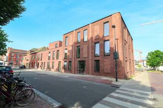 In het centrum van Kortrijk bouwt Hectaar 3 moderne nieuwbouwwoningen. Deze woningen zijn rustig gelegen in een dynamische buurt en bevinden zicht op slechts 5 minuten wandelen van het Blauwe Poortpark. Deze woning beschikt over een aangelegde tuin alsook een zonnig terras op het tweede verdiep met zicht op de Sint-Rochuskerk. Deze woning is instapklaar! 
<ul>
	<li>E-peil 20 - 50% korting op de onroerende voorheffing gedurende 5 jaar! </li>
	<li>6% BTW mogelijk, bespaar maar liefst 47.000  euro! </li>
	<li>Centrum Kortrijk; </li>
	<li>Vloerverwarming op het gelijkvloers; </li>
	<li>4 ruime slaapkamers en extra bureauruimte;  </li>
	<li>Laminaat in de slaapkamers en nachthal reeds inbegrepen; </li>
	<li>Aangelegde zonnige tuin met uitweg; </li>
	<li>Terras op het tweede verdiep; </li>
	<li>Ondergrondse parkeergarage - staanplaats of garage verplicht aan te kopen. </li>
</ul>
Interesse? Contacteer ons gerust voor meer informatie! 