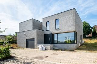 Wordt dit uw toekomstige thuis in een volledig nieuw aangelegde, autoluwe en groene verkaveling?<br /><br /><strong>Woongeheel ‘Danhieux’</strong> bestaat uit verschillende, unieke types van woningen, die samen een harmonieus geheel vormen. <br />Lot 2 is een halfopen bebouwing met een inpandige garage, 3 slaapkamers en 2 badkamers. <br /><br />Elke woning wordt voorzien van <strong>duurzame installaties</strong> om de energiekosten te drukken en de impact op het klimaat te verkleinen. Door het gebruik van deze hedendaagse technieken zijn de woningen niet enkel heel energiezuinig maar ook volledig FUTURE PROOF (E-peil <20): een duurzame en kwalitatieve investering voor de toekomst.<br /><br />De ruwbouwwerken zijn inmiddels afgerond, dus <strong>verhuizen is reeds mogelijk binnen 4 maanden</strong>!<br /><br />Voor meer informatie ontvangen we u graag ter plaatse of op ons kantoor om uw nieuwe thuis tot in de puntjes toe te lichten. Bel nu Elien Mombaerts op het nummer 0470/38.21.30.<br />