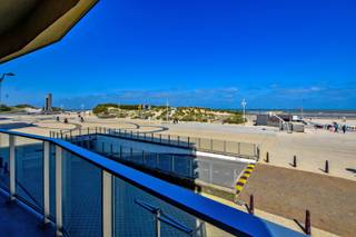 HOEKAPPARTEMENT (84m2) MET 2 SLAAPKAMERS EN FRONTAAL ZEEZICHT GELEGEN OP DE ZEEDIJK TE DE PANNE<br />Bestaande uit een inkomhal, living met terras en frontaal zeezicht, half open ingerichte keuken, 2 ruime slaapkamers, badkamer met ligbad, dubbele lavabo, apart toilet en berging. Gemeenschappelijke fietsenberging. Vuilnislokaal. De façade van deze residentie werd begin 2018 compleet vernieuwd inclusief nieuwe balustrades. U vindt meer informatie op onze eigen website, www.immocattaert.be, onder de rubrieken "kenmerken &amp; documenten". Bezichtigingen enkel op afspraak.