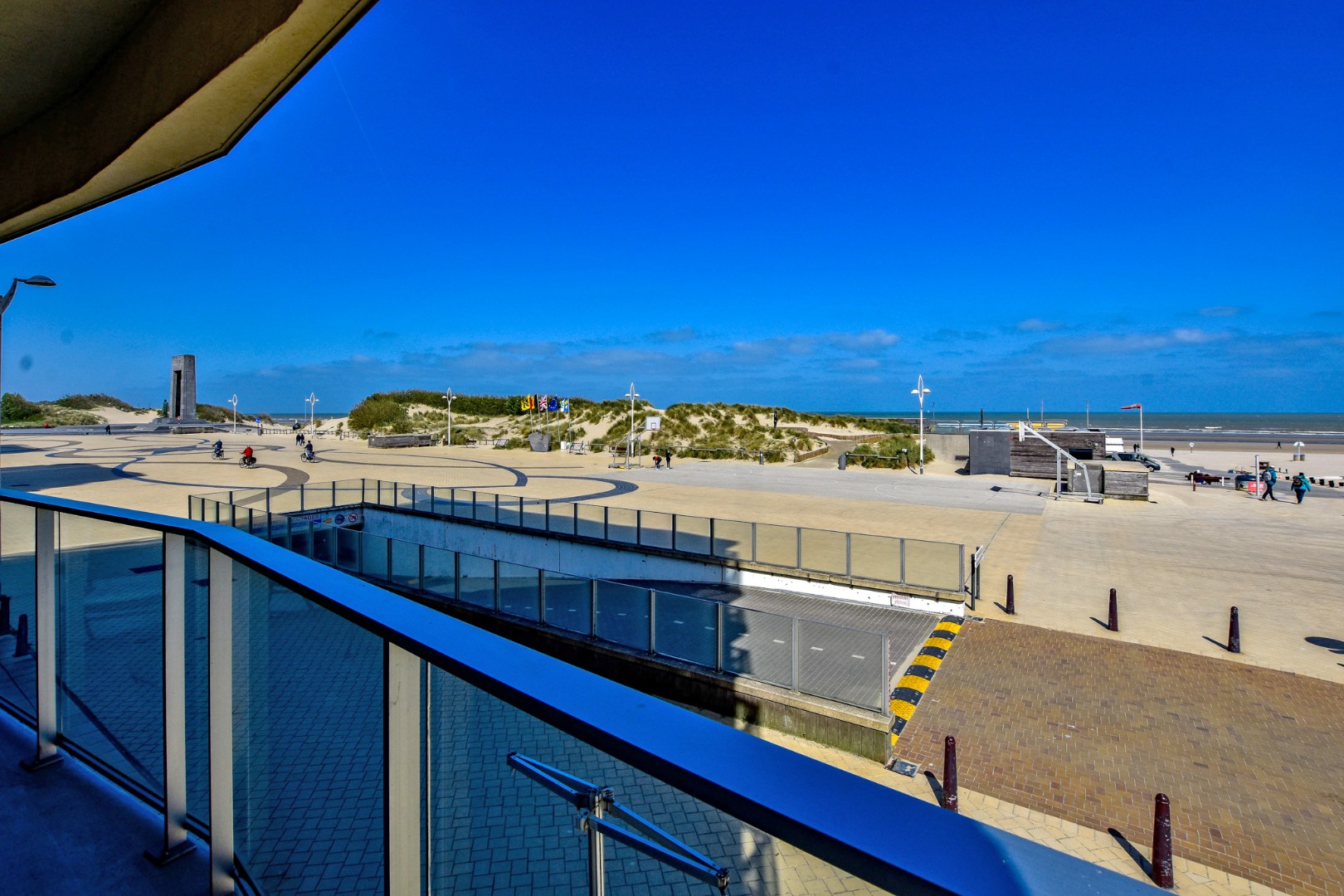 HOEKAPPARTEMENT MET 2 SLAAPKAMERS EN FRONTAAL ZEEZICHT GELEGEN OP DE ZEEDIJK TE DE PANNE - foto 3
