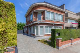<strong>Landbergh bezoekdag: kom deze karaktervolle gezinswoning met praktijk ontdekken tijdens het bezoekmoment op vrijdag 11 september tussen 17u en 19.30u. (enkel op afspraak)</strong><br /><br />Deze karaktervolle herenwoning is gelegen in de Peter Benoitlaan, op een uitstekende locatie nabij het centrum van Deinze. U geniet er van een rustige woonomgeving, gecombineerd met een vlotte bereikbaarheid. Dankzij de nabijheid van belangrijke invalswegen en autosnelwegen zijn zowel omliggende gemeenten als grotere steden gemakkelijk bereikbaar. In de directe omgeving vindt u bovendien verschillende wandel- en fietsroutes.<br /><br />Ook voor dagelijkse voorzieningen is de ligging bijzonder gunstig. Deinze biedt een ruim aanbod aan scholen, supermarkten, bakkers, winkels, horecazaken, sportfaciliteiten en culturele activiteiten. Verschillende bushaltes bevinden zich op wandelafstand, waardoor ook verplaatsingen met het openbaar vervoer eenvoudig zijn.<br /><br />De woning is praktisch en doordacht ingedeeld en biedt zowel ruimte als mogelijkheden. Via de ruime inkomhal, met gastentoilet, komt u in de eetkamer die aansluit op de aparte zithoek. De lichtrijke leefkeuken vormt het centrale leefgedeelte van de woning en beschikt over een keukeneiland en alle nodige toestellen. Grote raampartijen zorgen voor een aangenaam zicht op de tuin. Aansluitend bevindt zich een handige bijkeuken en ondergronds is er bovendien een kelderberging.<br /><br />Een belangrijke troef is de afzonderlijke praktijkruimte op het gelijkvloers, met een eigen wachtzaal en aparte inkomdeur. Hierdoor is de woning bijzonder geschikt voor zelfstandigen of vrije beroepen die wonen en werken willen combineren, zonder aan privacy in te boeten.<br /><br />Op de eerste verdieping bevindt zich de master bedroom met aansluitend een praktische dressing met ingebouwde kasten. De badkamer is uitgerust met een inloopdouche en dubbele wastafel. Verder zijn er op deze verdieping een aparte bureauruimte, een ruime wasplaats en een afzonderlijk toilet. De tweede verdieping omvat nog twee ruime slaapkamers.<br /><br />Tot slot beschikt de woning over een oprit met voldoende parkeergelegenheid voor meerdere wagens. De mooi aangelegde tuin achteraan biedt een aangename buitenruimte waar u in alle rust kunt genieten van het groen.<br /><br />EPC C / CV op stookolie / EK: conform / Niet-asbestveilig<br /><br />Benieuwd naar deze statige woning te midden in Deinze? Een vrijblijvende, persoonlijke afspraak kan via guillian@landbergh.be of 09 278 78 79 
