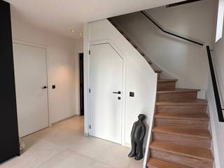 <p>Ontdek deze recente, prachtig ingerichte, instapklare woning met 5 slaapkamers en 2 badkamers, gebouwd in 2020 en gelegen op een perceel van 403m². Met een bewoonbare oppervlakte van 210m² en een indrukwekkende EPC-score A, geniet u van optimaal wooncomfort en lage energiekosten. De moderne architectuur met 3 gevels en een gasgestookte verwarming zorgen voor een tijdloze uitstraling en efficiëntie.</p><p>De leefruimte baadt in natuurlijk licht en is voorzien van een open keuken die naadloos overgaat in de eet- en zithoek, perfect voor gezellige avonden. De keuken zelf is uitgerust met hoogwaardige apparatuur en biedt veel werkruimte. De slaapkamers zijn ruim en licht, met de master bedroom die een oase van rust vormt. Alle kamers zijn uitgerust van op maat gemaakte kasten. De badkamers zijn stijlvol afgewerkt en bieden alle comfort.</p><p>Verder beschikt de woning over een ruime garage, ideaal voor extra opslag. Buiten geniet u van een aangelegde tuin met een aangenaam terras en een leuke ingerichte tuinwoning, met tuinberging. De woning is high-end afgewerkt en volledig instapklaar. Een unieke kans voor wie op zoek is naar een moderne, energiezuinige en ruime gezinswoning.</p>