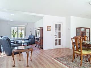 Deze villa van 200 m² biedt een functionele indeling en royale volumes, perfect aangepast aan het gezinsleven.Op het gelijkvloers vindt u een...