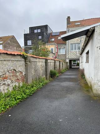 Deze afgesloten garagebox is gelegen in de Professor Jozef Vercoulliestraat 23 , Oostende. <br />De garage is 4,85m diep en 2,65m breed. 