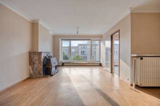 <p><span>Te renoveren 2 à 3 slaapkamer appartement met leuk terras op toplocatie!</span></p><p><span>Dit omvangrijk appartement van ca. 114m² cfr. EPC, boordevol karakter en potentieel, bevindt zich op de 3</span><span><sup>e</sup></span><span> verdieping van een goed onderhouden en kleinschalig gebouw met centrale ligging. Diverse winkels, scholen, parken, sportfaciliteiten, openbaar vervoer en invalswegen vindt u op een boogscheut. De ramen aan de voorzijde werden in 2024 vernieuwd, het dak en de zij- en achtergevel zijn goed geïsoleerd, u geniet een gunstig EPC en het appartement is asbestveilig en beschikbaar bij akte. Bent u op zoek naar een leuk en haalbaar renovatieproject waarbij een mooie meerwaarde gerealiseerd kan worden? Mis deze kans dan zeker niet!</span></p><p><span> </span></p><p><span>Inkomhal, berging, leefruimte & keuken:</span></p><p><span>De inkomhal met veiligheidsdeur en parlofoon herbergt een aparte vestiaire die naar renovatie toe kan worden omgevormd tot was- en technische ruimte. De grote HR ramen (2024) in de leefruimte van ca. 30m² zorgen voor een prachtige natuurlijke lichtinval en een groen uitzicht over de boomtoppen van de Ringlaan. De moluren en de sierhaard dragen dan weer bij aan de eigenheid. De keuken ligt aanpalend de leefruimte en kan eenvoudig worden opengetrokken i.f.v. een modern kookeiland. </span></p><p><span> </span></p><p><span>Slaapkamers, polyvalente ruimte, badkamer & toilet:</span></p><p><span>De 2 ruime slaapkamer liggen aan de nog rustigere achterzijde van het gebouwen en hebben toegang tot het charmante terras. Het terras omvat een elektrische rolluik waardoor beide kamers volledig verduisterd kunnen worden. Centraal in het appartement vindt u nog een polyvalente ruimte met 2 ingemaakte kastenwanden. Deze kamer kan dienst doen als 3e slaapkamer of ingericht worden als dressing, bureau, speelkamer,... De badkamer leent zich perfect tot een grote inloop-/regendouche in combinatie met een dubbel wasmeubel. </span></p><p><span> </span></p><p><span>Terras, kelder & autostaanplaats:</span></p><p><span>Op het extra brede terras kan u in alle rust en privacy genieten van een sprankelend aperitief na een drukke dag of van een heerlijke maaltijd met een streepje groen, het ondergaande zonnetje op de achtergrond met open zicht op de tennisvelden van "Herakles". Een grote privatieve kelder van ca. 4 m² is inbegrepen. De ondergrondse autostaanplaats vormt een ware luxe die bij aangekocht dient te worden (€ 20.000) en die ook ideaal is om fietsen te kunnen stallen.</span></p><p><span> </span></p><p><span>Extra troeven:</span></p><p><span>- Mobiscore 9,4/10</span></p><p><span>- 114m² cfr. EPC</span></p><p><span>- EPC B</span></p><p><span>- HR ramen 2024 (voorzijde)</span></p><p><span>- Dak- en gevelisolatie</span></p><p><span>- Asbestveilig</span></p><p><span>- Terras</span></p><p><span>- Autostaanplaats</span></p><p><span>- Kelder</span></p><p><span> </span></p>