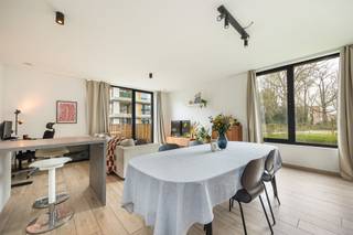 Dit verzorgd gelijkvloersappartement bevindt zich in een kleinschalige residentie met slechts twee eigenaars, zonder syndicus, wat zorgt voor...