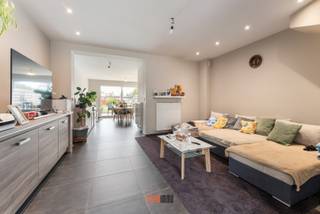 Deze leuke rijwoning met charmante gevel, werd in 2012 volledig gerenoveerd en is centraal gelegen tussen Roeselare en het Sterrebos in Rumbeke.Een...