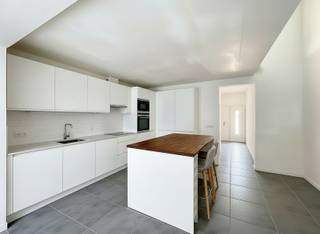 Discover this stunning new home, blending modernity and comfort, featuring an elegant facade and a 10-year warranty, located in a sought-after neighborhood. On the ground floor, you will find a bright living room adjacent to a hyper-equipped modern kitchen, ideal for gastronomy enthusiasts. This welcoming living space gives access to an accessible garden, perfect for your moments of relaxation or outdoor activities. You will also find a space that can serve as an office for a liberal profession or as storage for bicycles and scooters.<br /><br />Upstairs, the house offers five spacious bedrooms, perfect for accommodating your family. The two bathrooms and three toilets, practical and well-arranged, ensure the comfort of the whole family.<br /><br />The entire house benefits from high standard materials, optimal energy performance and technical compliance, meeting current standards. Don’t wait any longer to visit this home that meets all your expectations in terms of quality of life and innovation. Contact us today for more information or to schedule a viewing!<br /><br />(sale subject to VAT - photos not contractually binding)