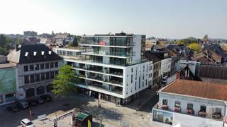 <strong>LAATSTE 8 APPARTEMENTEN!</strong> Residentie Obelisk bestaat uit 37 luxueus afgewerkte appartementen met alle modern comfort, die telkens beschikken over terras en ondergrondse parkeerplaats/garage. De appartementen zijn centraal gelegen op de GROTE MARKT VAN RONSE. <strong>DIT PROJECT KOMT IN AANMERKING TOT EIND 2024 voor 6% BTW</strong>. Ieder appartement is <strong>energiezuinig</strong> en is voorzien van <strong>vloerverwarming! </strong><br /><br />Dit LUXE appartement (161m<sup>2</sup>) heeft volgende indeling (4e verdiep):<br />Inkom met apart toilet, leefruimte met toegang tot het ruim (50m<sup>2</sup>!!) en zonnig terras, open geïnstalleerde keuken met eiland, badkamer met inloopdouche, slaapkamer 1, slaapkamer 2 en slaapkamer 3 ofwel als bureel (biedt mogelijkheden als praktijkruimte) <br />Mogelijkheid tot aankopen van ondergrondse parkeerplaats of garage. <br />Prijzen exclusief kosten.<br /><br />Interesse? Contacteer Jens 0488 98 13 30 of jens@immoboss.be om de resterende appartementen te bezichtigen. <br /><strong>Benieuwd naar de waarde van uw eigendom?  Vraag ons naar een gratis schatti</strong>ng! <br /> 