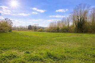 <p>Ideaal gelegen bouwgrond tussen Geraardsbergen en Lessines (dicht bij alle voorzieningen: A8, scholen, winkels, ...).<br />Vergunning voor 3 woningen van elk 200 m². Contacteer ons voor meer informatie via: aurelie@immobeguin.be</p>
