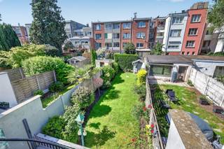 <p><span>In de </span><span>Mattheus Corvensstraat</span><span>, een rustige straat in een </span><span>bruisende wijk in Deurne</span><span>, vinden we deze </span><span>charmante woning</span><span> te koop. Het </span><span>groendomein Rivierenhof</span><span>, alsook tal van winkels, openbaar vervoer, scholen en invalswegen vind je in de nabije omgeving. </span></p><p><span> </span></p><p><span>Het huis heeft een </span><span>bewoonbare oppervlakte</span><span> van zo'n </span><span>131m² </span><span>, een </span><span>zeer mooie aangelegde tuin van ca. 70m²</span><span>, een </span><span>grote garage</span><span> en </span><span>2 ruime slaapkamers.</span></p><p><span> </span></p><p><span> </span></p><p><span>Indeling</span></p><p><span> </span></p><p><span>Kelder:</span></p><ul><li><span>Grote Kelder</span></li><li><span>Wasruimte</span></li><li><span>Berging</span></li><li><span>Kruipkelder</span></li></ul><p><span> </span></p><p><span> </span></p><p><span>Gelijkvloers:</span></p><ul><li><span>Oprit met parkeerplek </span></li><li><span>Inkomhal</span></li><li><span>Grote garage</span></li><li><span>Volwaardige slaapkamer</span></li><li><span>Volwaardige slaapkamer met apart toilet</span></li></ul><p><span> </span></p><p><span> </span></p><p><span>Eerste verdieping:</span></p><ul><li><span>Traphal</span></li><li><span>Lichtrijke leefruimte</span></li><li><span>Ruime eetruimte</span></li><li><span>Badkamer met toilet, lavabo en douchekamer</span></li><li><span>Geïnstalleerde keuken</span></li><li><span>Draaitrap naar de tuin</span></li></ul><p><span> </span></p><p><span> </span></p><p><span>Troeven:</span></p><ul><li><span>Rustige ligging in Deurne</span></li><li><span>Garage met sectionale poort op afstandsbediening</span></li><li><span>Mooie aangelegde tuin met hoogwaardige plantensoorten</span></li><li><span>Rolluiken zowel manueel als elektrisch</span></li><li><span>Nieuwe condenserende ketel</span></li></ul><p><span> </span></p><p><span> </span></p><p><span>Ben jij geïnteresseerd in dit huis te koop in Deurne, ben je op zoek naar ander vastgoed, een investering of wens je de waarde van jouw eigendom te kennen? Dan ben je bij BOLT Immo aan het juiste adres! Wij helpen jou graag verder.</span></p><p><span> </span></p>