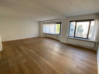 Dit appartement op de vierde verdieping is gerenoveerd en zeer centraal gelegen. Het zeer goed onderhouden gebouw heeft een zeer ruime lift...