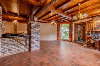 Tweewoonst met veel potentieel te koop in Ham (Laakdal) – Ideaal voor investeerders en aannemers!<br /><br />Bent u op zoek naar een interessant renovatieproject met tal van mogelijkheden? Deze tweewoonst, gelegen te Ham 2 in Laakdal, biedt een unieke kans voor investeerders, aannemers of handige doe-het-zelvers die op zoek zijn naar een eigendom met een uitstekend rendementspotentieel.<br /><br />De woning bestaat uit twee wooneenheden en biedt de mogelijkheid om deze volledig naar eigen smaak en wensen te renoveren. Dankzij de ruime indeling en de vele mogelijkheden is dit pand uitermate geschikt voor wie wil investeren in verhuur, wederverkoop of een combinatie van eigen bewoning en verhuur. Het pand heeft 2 verschillende inkomdeuren met allebei een keuken, living, slaapkamers, badkamer (niet afgewerkt beneden) en er is ook een kelder aanwezig.<br /><br />De ligging is een extra troef. U geniet van een rustige omgeving met een vlotte verbinding naar winkels, scholen, openbaar vervoer en belangrijke invalswegen. Bovendien bereikt u de autosnelweg richting Hasselt en Antwerpen in slechts enkele minuten, wat deze locatie bijzonder aantrekkelijk maakt.<br /><br />Deze eigendom biedt een uitstekende basis om een waardevolle investering te realiseren en het volledige potentieel van de woning te benutten.<br /><br />Stedenbouwkundige inlichtingen:<br /><br />- Woongebied<br />- Vergunning: Tweewoonst<br />- Geen verkavelingsvergunning<br />- Geen dagvaarding<br />- Geen voorkooprecht<br /><br />Interesse? Bel ons op 014/95.37.50 of mail naar secretariaat@degroot-celen.be voor meer informatie of om een bezoek ter plaatse in te plannen.
