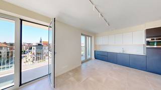 Lichtrijk <strong>nieuwbouwappartement</strong> met <strong>2 volwaardige slaapkamers en top afwerking!</strong> <br /><br />Dit nieuwbouwappartement van het project De Groene Poort is gelegen midden in de nieuwe dynamische "Slachthuisbuurt" en nabij invalswegen, de binnensingel, park Spoor Noord, restaurants en winkels.<br /><br />Via de inkomhal met <strong>vestiairekast</strong> komt u in een uiterst lichtrijke leefruimte met zon langs beide kanten dankzij de <strong>hoekindeling</strong>. Verder een aangenaam <strong>terras met weids uitzicht. </strong>Het appartement beschikt over een <strong>volledig uitgeruste keuken.</strong> Verder zijn er<strong> 2 volwaardige slaapkamers met ingemaakte kasten</strong> en een badkamer met lavabomeubel, <strong>inloopdouche</strong>, spiegelkast en handdoekdroger. Een apart toilet, en een aparte berging met alle technische voorzieningen en nodige aansluitingen voor wasmachine en droogkast maken het comfort volledig.<br /><br />De <strong>provisie voor gemeenschappelijke kosten bedraagt 200 EUR per maand</strong>, inclusief verwarming en gemeenschappelijke kosten. Een ondergrondse <strong>parkeerplaats mét laadpaal (nr 75 op -1),</strong> is verplicht af te nemen aan 145 EUR per maand. Daarnaast is er een ruime gemeenschappelijke fietsenstalling, inbegrepen in de huurprijs.<br /><br />Het appartement - volledig geschilderd met structuurverf en voorzien van hoogwaardige verlichting, ingemaakt kastenwerk en gordijnrails - is instapklaar en onmiddellijk beschikbaar.