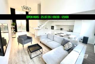 Ontdek dit ruim en lichtrijk duplex appartement te koop in het centrum van Diksmuide, met een bewoonbare oppervlakte van 98 m². Dankzij de uitstekende ligging nabij winkels, horeca en openbaar vervoer is dit appartement ideaal als eigen woning of als investering in vastgoed in Diksmuide.<br /><br />Bij binnenkomst betreedt u de inkomhal met gastentoilet. De ruime woonkamer met veel natuurlijke lichtinval sluit perfect aan op de volledig ingerichte open keuken, wat zorgt voor een moderne en aangename leefruimte.<br /><br />Het appartement beschikt over twee grote slaapkamers met ingebouwde kasten, een verzorgde badkamer en een praktische berging. Daarnaast is er een ruim terras waar u in alle rust kan genieten.<br /><br />Bent u op zoek naar een appartement te koop in Diksmuide met ruimte, comfort en een topligging? Dan is dit duplex appartement een unieke kans.<br /><br />