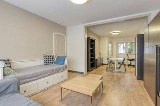 Ruimte om te wonen, te werken en plannen te laten groeien: dat vind je in deze karaktervolle woning in de Beheerstraat. Ze ligt centraal in Kortrijk, met open zicht op het plein aan het gerechtsgebouw, en biedt circa 340 m² bovengrondse bruto-oppervlakte verdeeld over drie bouwlagen.<br /><br />Op het gelijkvloers bevinden zich een zithoek, eetruimte, keuken, badkamer en slaapkamer met dressing. De leefruimtes sluiten aan op de stadstuin met terras. Ook de garage met elektrische poort is een praktische troef in deze centrale ligging.<br /><br />De eerste en tweede verdieping bieden telkens meerdere ruime kamers, een badkamer en een terras. Dankzij de centrale traphal kan je de indeling afstemmen op je gezin, thuiswerk of hobby’s. Volgens de huidige ruimte-indeling zijn tot negen slaapkamers mogelijk. Onder de woning ligt bovendien circa 110 m² bruto kelderruimte met bergingen, een wasplaats en de technische installaties.<br /><br />De eigenaar werkte de woning in 2025 verder af. Er zijn onder meer zonnepanelen, dakisolatie, vernieuwde waterleidingen en een centrale verwarmingsinstallatie aanwezig. De elektrische installatie werd conform gekeurd op 4 februari 2026. Voor beide delen waarvoor een EPC werd opgemaakt, geldt energielabel B. De drie beschikbare asbestattesten besluiten tot een asbestveilige toestand.<br /><br />Een uitzonderlijk ruime stadswoning met een eigen garage en buitenruimte, op wandelafstand van het Kortrijkse stadsleven.<br /><br />EPC: 190 kWh/m² / UC: 2981566<br />EPC: 152 kWh/m² / UC: 20230905-0002981645-RES-1<br /><br />Bestuursmaatregelen in het maatregelenregister: in aanvraag