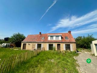 In de rustige en kindvriendelijke woonwijk ‘De Mokker’ te Koekelare stellen wij u dit veelzijdige renovatie- of nieuwbouwproject voor. De eerste renovatiewerken werden reeds opgestart, met o.a. nieuwe elektriciteits- en afvoerleidingen. De verdere afwerking kan volledig naar eigen smaak en behoeften worden ingevuld.<br /><br />Naast renovatie is er ook de mogelijkheid om de huidige woning te slopen en plaats te maken voor een nieuw project. Hierbij bestaat zelfs de optie tot het realiseren van een koppelwoning. Aan de rechterzijde bevindt zich momenteel een garage, met mogelijkheid tot uitbreiding naar een dubbele garage. Bovendien is er een recht van doorgang naar de achterliggende speeltuin.<br /><br />De woning is vandaag ingericht als bureauruimte en bestaat uit één grote open ruimte die vrij kan worden heringedeeld. De eerste verdieping is momenteel dichtgemaakt, maar er is de mogelijkheid om een bijkomende bouwlaag te realiseren.<br /><br />Troeven:<br />- Rustige en kindvriendelijke ligging<br />- Renovatie- of nieuwbouwproject met tal van mogelijkheden<br />- Nabij winkels, grootwarenhuizen, scholen en andere voorzieningen<br />- Centrale ligging t.o.v. belangrijke invalswegen<br /><br />Wenst u graag meer informatie over de bouwvoorschriften of een bezoek ter plaatse? Contacteer ons gerust.