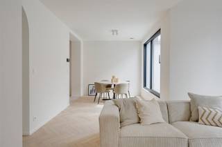 <p><strong>Penthouse nieuwbouwappartement op het Zuid</strong></p><p><strong></strong></p><p><strong> </strong></p><p>Droom jij van een topappartement op het bruisende Zuid? De buurt die altijd leeft? Ontdek samen met ons residentie Antoine, gelegen in de Scheldestraat tussen de Marnixplaats en het Zuidpark. Hier woon je op wandelafstand van het Museum voor Schone Kunsten, de Scheldekaaien en met de beste koffiebars en terrasjes gewoon om de hoek. In een mum van tijd op de ring van Antwerpen of in het centrum van de Stad.</p><p> </p><p></p><p> </p><ul><li><p><span><span>·</span><span> </span></span>De toplocatie en hipste buurt in Antwerpen</p></li><li><p><span><span>·</span><span> </span></span>Mogelijkheid tot aankoop aan 6% BTW</p></li><li><p><span><span>·</span><span> </span></span>Gezellig overdekt terras</p></li><li><p><span><span>·</span><span> </span></span><span> </span>Lift en ondergrondse fietsenberging aanwezig</p></li><li><p><span><span>·</span><span> </span></span>Bijna energie neutraal (warmtepomp, zonnepanelen, vloerverwarming, … )</p><p></p></li></ul><p> </p><p>Het appartement is gelegen op de vierde verdieping van een kleinschalig nieuwbouw gebouw. Via de lift of trap kom je op de verdieping.</p><p> </p><p>De hoge plafonds, mooie visgraatparket en een hoogwaardige afwerking vallen meteen op. Hier wil je wonen, hier wil je niet meer buiten. Er is een grote leefruimte met toegang naar het terras via het schuifraam. De keuken is verbonden met het eetgedeelte van de leefruimte. Verder een masterberoom en gastenkamer met een gedeelde badkamer met grote inloopdouche. Er is nog een aparte berging met alle technieken en aansluiting voor wastoestel en droogkast.</p><p> </p><p></p><p> </p><p><span> </span>Je spullen fietsen berg je op in de kelderberging en fietsenberging.</p><p> </p><p></p><p> </p><p>Het project bestaat uit 5 ruime en lichte appartementen met 2 slaapkamers en</p><p>terrassen.</p><p></p><p> </p><p>Plan je bezoek via www.sinjoor.be of bel ons voor meer informatie 03 283 05 00.</p>