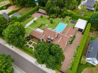 In de begeerde en groene woonwijk Sterrebos treffen we deze indrukwekkende villa, een meesterwerk ontworpen in samenwerking met o.a...