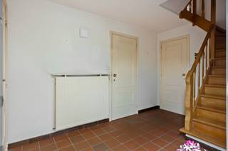 <p><span>Op zoek naar een woning met nét dat tikkeltje meer ruimte? Deze aangename bel-etage in de Berten Pilstraat combineert een praktische indeling met een garage en maar liefst drie slaapkamers. Een fijne gezinswoning met mogelijkheden, waar je meteen je eigen verhaal van kunt maken.</span></p>
<p><span>Via de inkomhal kom je binnen op het gelijkvloers, waar de inpandige garage meteen een grote troef vormt. Hier heb je niet alleen plaats voor de wagen, maar ook voor fietsen, extra bergruimte of een kleine werkplek.</span></p>
<p><span>Op de eerste verdieping bevindt zich de leefruimte. De woonkamer biedt voldoende plaats voor een gezellige zithoek en eettafel en vormt het hart van de woning. Aansluitend vind je de keuken, die praktisch is ingericht en alles binnen handbereik heeft.</span></p>
<p><span>De tweede verdieping telt drie slaapkamers, waardoor deze woning perfect geschikt is voor een gezin, maar evengoed mogelijkheden biedt voor wie een extra bureau, dressing of hobbyruimte kan gebruiken. De badkamer vervolledigt deze verdieping.</span></p>
<p><span>De bel-etageformule zorgt bovendien voor een aangename scheiding tussen wonen en praktische ruimtes. Garage beneden, leven op de eerste verdieping en slapen boven: een indeling die vandaag nog altijd bijzonder handig is.</span></p>
<p><strong><span>Troeven<br /></span></strong><br />- Garage en oprit<br />- Gunstig EPC<br />- Ruime west-gerichte tuin<br />- Rustige woonwijk<br /><strong><span><br />Kortom:</span></strong><span> een veelzijdige woning met drie slaapkamers en een garage, ideaal voor wie op zoek is naar een comfortabele gezinswoning met een praktische indeling én ruimte om er helemaal zijn eigen thuis van te maken.<br /><br />Attesten (EPC, asbest, EK) zijn beschikbaar via onze website: https://jamar.immo/<br /><br />Wg, Gvkr, vg, vv, Gmo, Geen overstromingsgevoelig gebied, geen worg<br /></span></p>