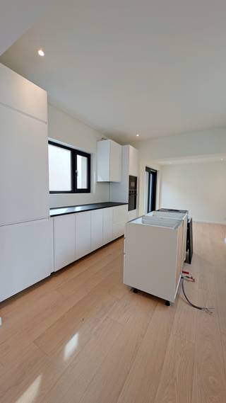 Gelegen in het centrum van Bornem staat deze instapklare en gerenoveerde woning te koop. Perfect voor wie comfort, sfeer én praktische indeling zoekt, met extra troeven zoals een dakterras, ruime mezzanine en gezellige buitenruimte. Er zijn twee slaapkamers. Eén van de slaapkamers beschikt over een dakterras – ideaal om ’s ochtends te genieten van de zon of ’s avonds buiten te relaxen. De andere slaapkamer is bijzonder vanwege de zeer ruime mezzanine ‒ extra hoogte, ruimte en karakter. Moderne badkamer met een mooie lavabo, een ruime inloopdouche en een tweede toilet. Strakke afwerking en functioneel ingericht. De woonkamer, eetplaats en de volledig ingerichte keuken bevinden zich op het gelijkvloers, evenals de toegang tot de kelder, een bergruimte en een gastentoilet. Ook is er nog een rustige buitenruimte aanwezig, waar je je fietsen veilig kan stallen en je een buitenplek hebt. Zonnepanelen aanwezig. <br />Referentie: 5496