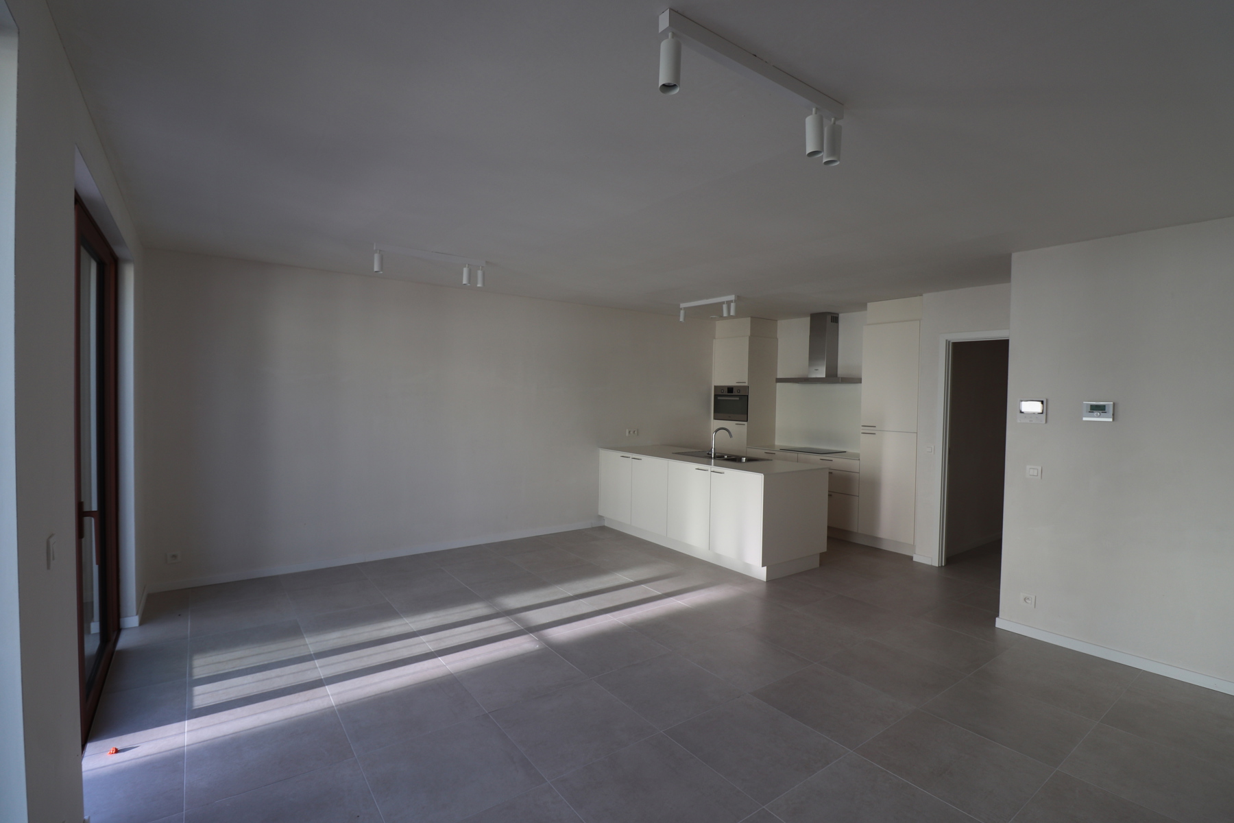 Prachtig nieuwbouwappartement met 2 slaapkamers, terras, autostaanplaats en berging. - foto 2