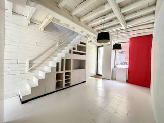 <strong>BEZOEK AANVRAGEN VIA ONZE WEBSITE!</strong><br /><br />Hoe vraag ik een bezoek aan?<br /><br /><strong>LIGGING<br /><br /></strong>Deze charmante, authentieke woning geniet van een uitstekende ligging op wandelafstand van iconische plekken zoals het Gravensteen en de Korenmarkt.<br />Dankzij de vlotte verbinding met het openbaar vervoer en de wagen bereikt u bovendien moeiteloos andere delen van de stad.<br />Met een <strong>MOBISCORE van 9,6/10</strong> is dit een toplocatie voor wie stedelijk wil wonen.<strong><br /><br />INDELING<br /><br /></strong>Bij het binnenkomen verwelkomt de inkomhal u en leidt deze naar de eetkamer, met aansluitend de keuken en een gezellige stadskoer.<br />De badkamer is praktisch ingericht met een enkele lavabo, toilet en een douche gecombineerd met een zitbad.<br />De vele raampartijen zorgen doorheen de woning voor een aangename natuurlijke lichtinval en geven het interieur een bijzonder karakter.<br />Verschillende ingebouwde kasten bieden bovendien handige opbergruimte.<br /><br />Op de eerste verdieping bevindt zich de leefruimte met aansluitend een terras, waar u heerlijk kunt genieten van een rustig moment.<br />De bovenste verdieping verrast met een zeer ruime slaapkamer met een sfeervolle mezzanine en bijkomende kastruimte.<br /><strong><br />BIJKOMENDE INFO<br /><br /></strong>Huurprijs: € 950 /maand <br />Termijn huurovereenkomst: Startend met 1 jaar (verlenging mogelijk)<br />EGW &amp; Internet: Zelf te voorzien<br />DOMICILIE VERPLICHT!<br /><br /><strong>Kom deze authentieke woning zelf ontdekken en vraag uw bezoek aan!</strong><br />(Foto's zijn referentiebeelden, oppervlakten geraamd)<strong><br /></strong>