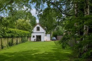 Are you looking for a charming property in a sought-after location with a lovely plot? Then this property at Keistraat 51 in Nazareth-De-Pinte...